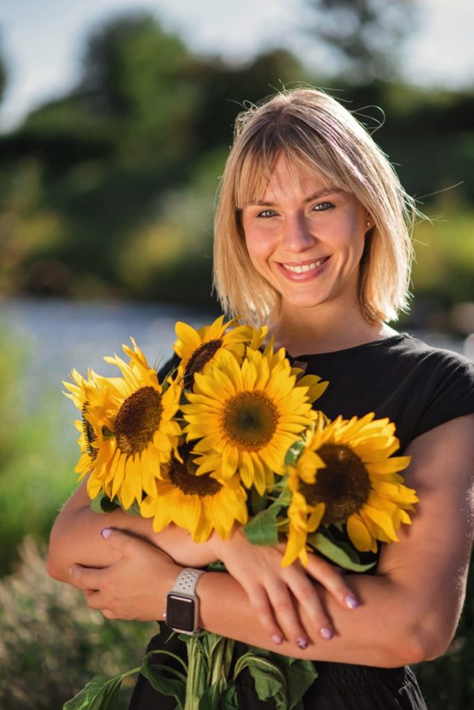 Tina Schwarz mit Blumenstrauss