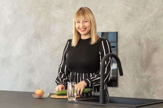 Tina in der Kueche